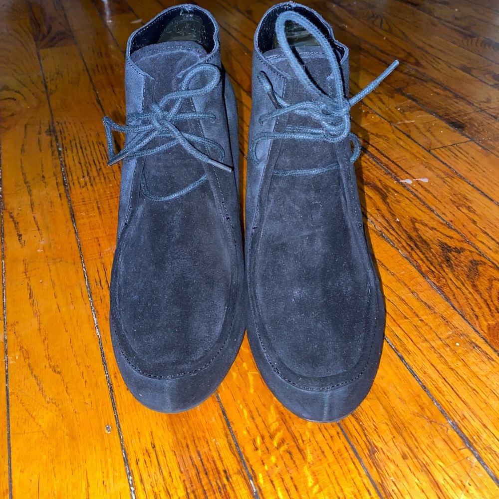 Black wedges